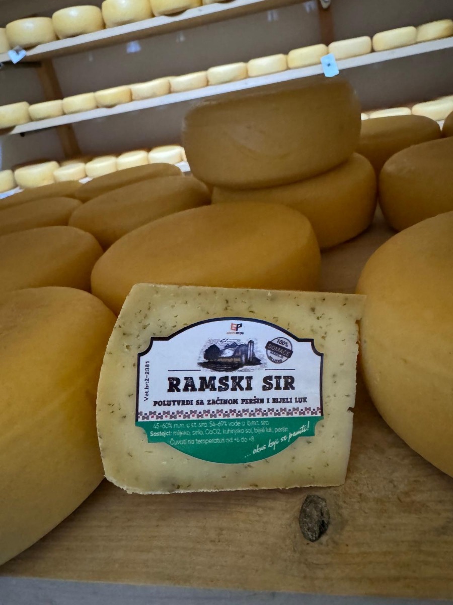 Ramski polutvrdi sir sa začinom peršin i bijeli luk 1/4 (cca 0,35 kg)