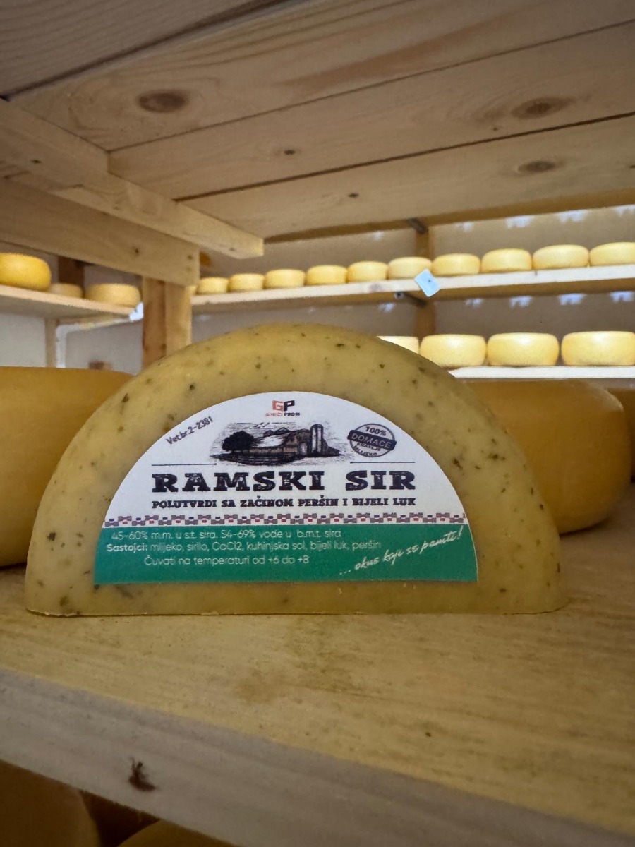 Ramski polutvrdi sir sa začinom peršin i bijeli luk 1/2 (cca 0,45 kg)